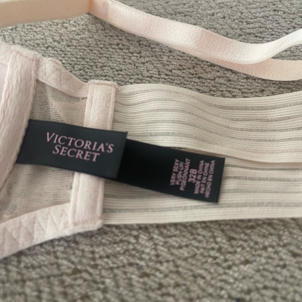 Victoria’s Secret very sexy push up bra - Picture 5 of 6